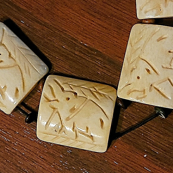 🔴 Carved Bone Bracelet - Picture 2 of 12